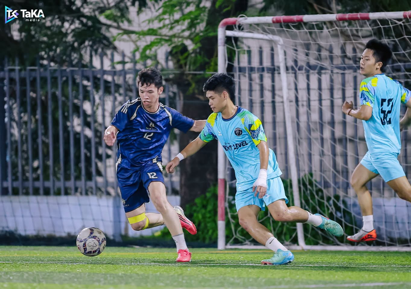 Pha tranh bóng trong trận Ngọc Của Jewelry FC và Tuyển Trẻ Q7 tại Nam Sài Gòn